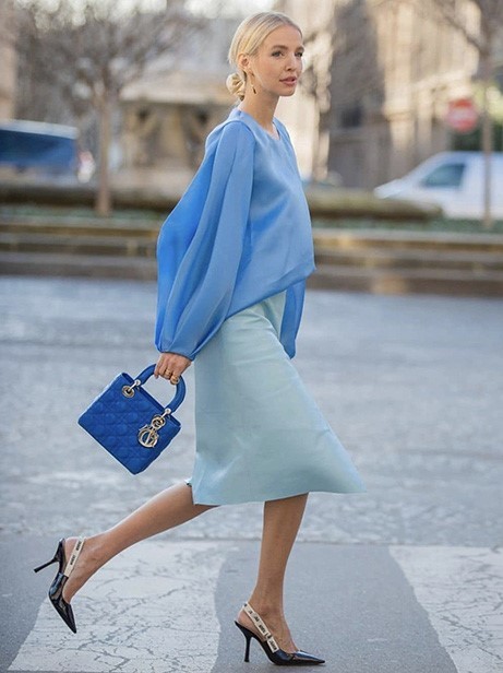 Cách chọn màu giày đi với váy mày xanh thêm rực rỡ